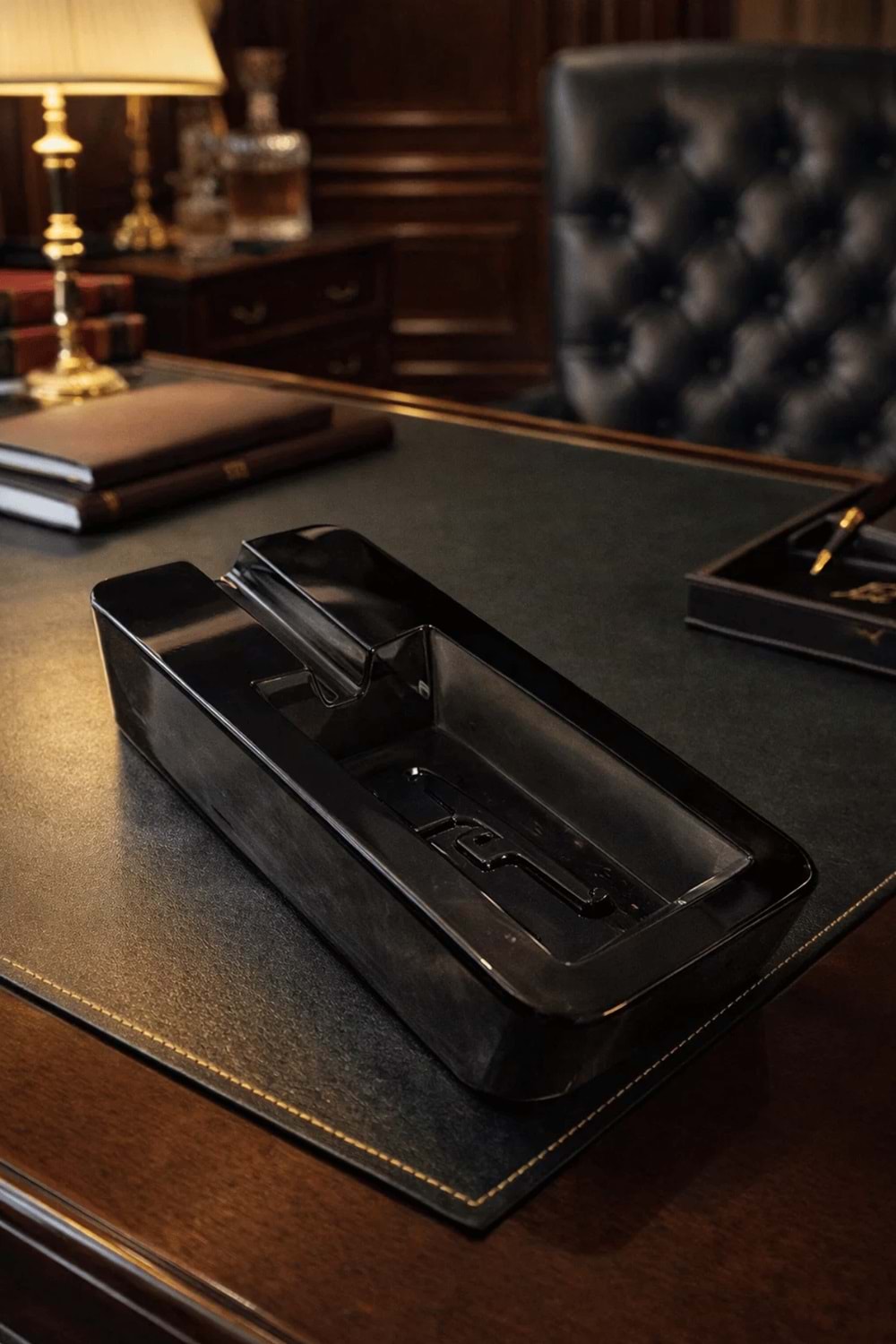 El Yapımı Cam Kabartma Detaylı Füme Puro Küllük - Ağır Cam Tasarım