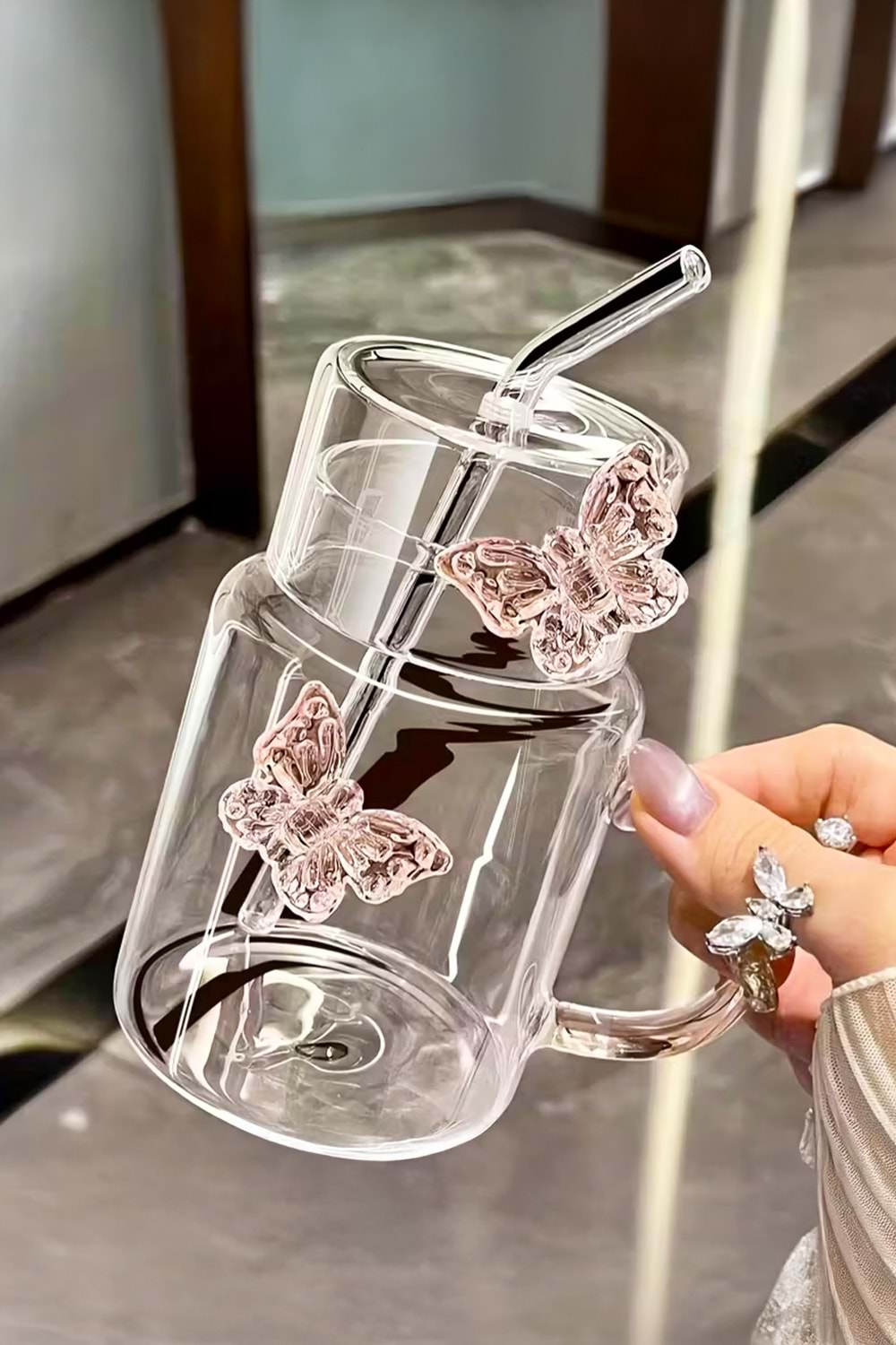 Pembe Kelebek Detaylı Cam Bardak - Kapak ve Pembe Pipetli Kupa 500 ml