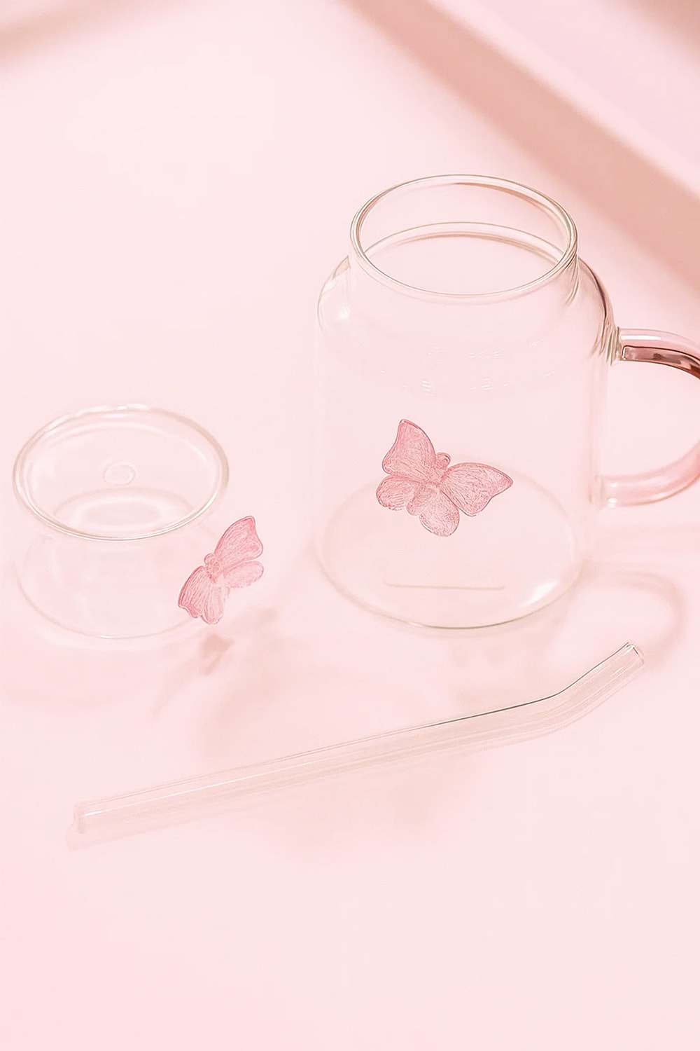 Pembe Kelebek Detaylı Cam Bardak - Kapak ve Pembe Pipetli Kupa 500 ml