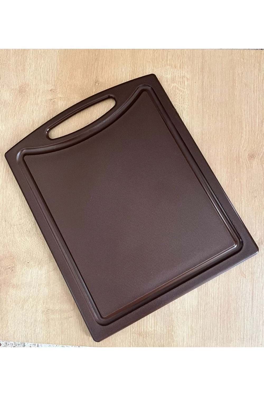 Polietilen Kahverengi Kesme Tahtası Oluklu Tutacaklı 32,5*26,5*1 Cm