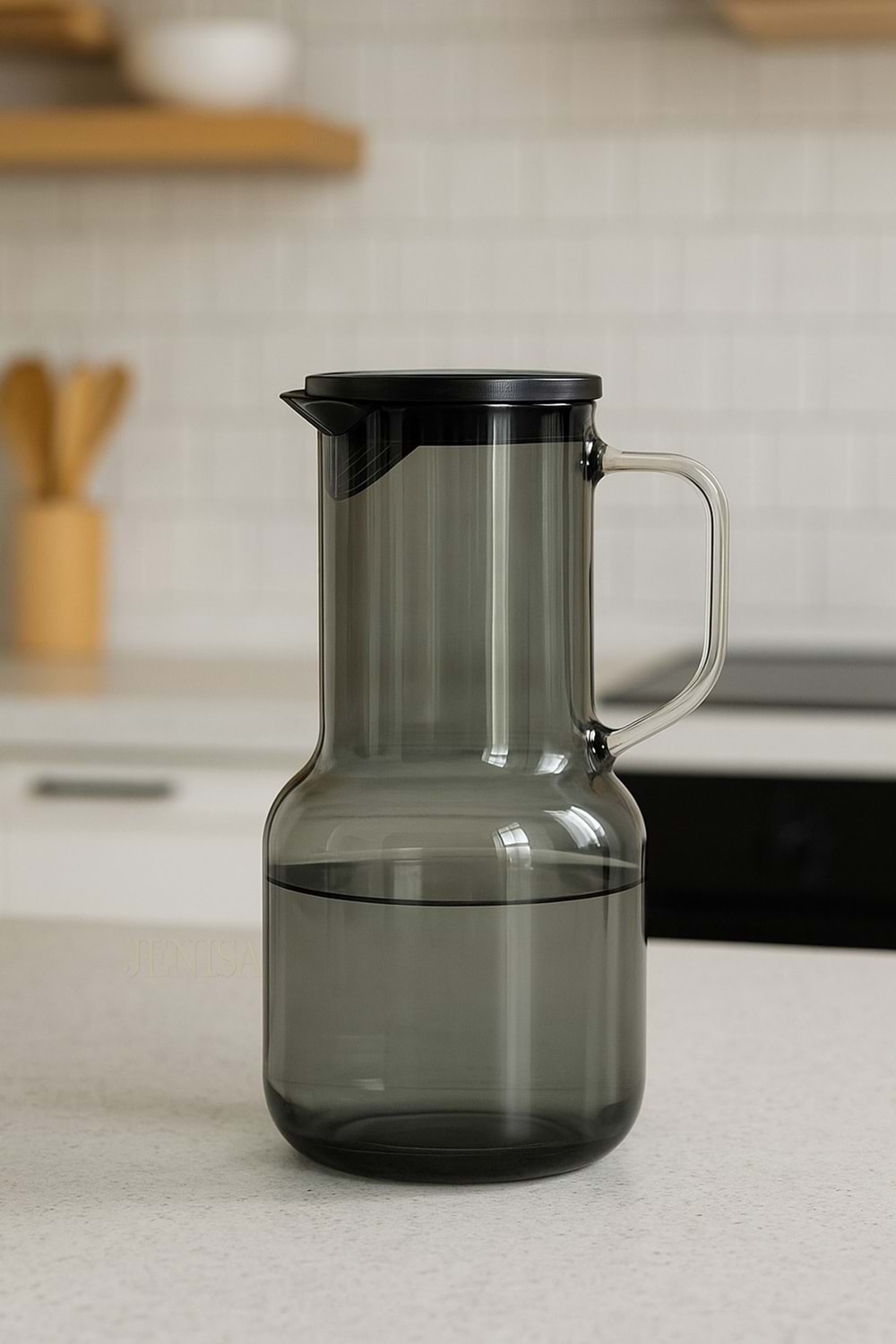 2 Bardaklı Set Isıya Dayanıklı Cam Sürahi – 1.8 Litre Füme Renk, Borosilikat, Süzgeçli Kapaklı