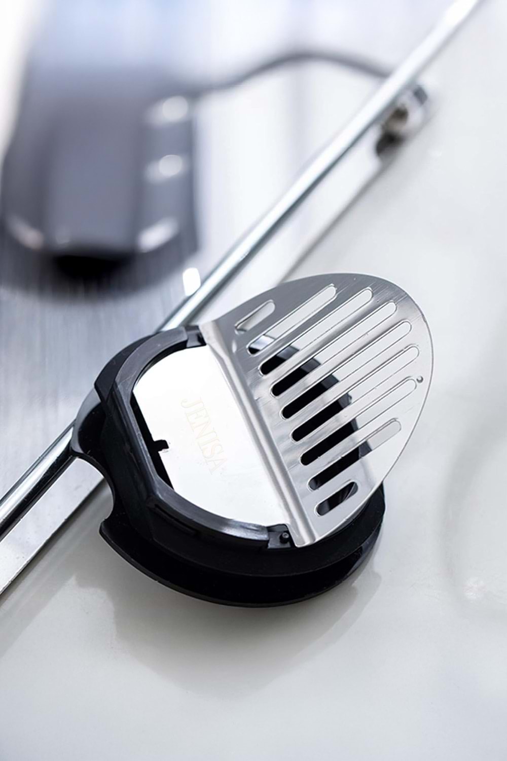 2 Bardaklı Set Isıya Dayanıklı Cam Sürahi – 1.8 Litre Füme Renk, Borosilikat, Süzgeçli Kapaklı