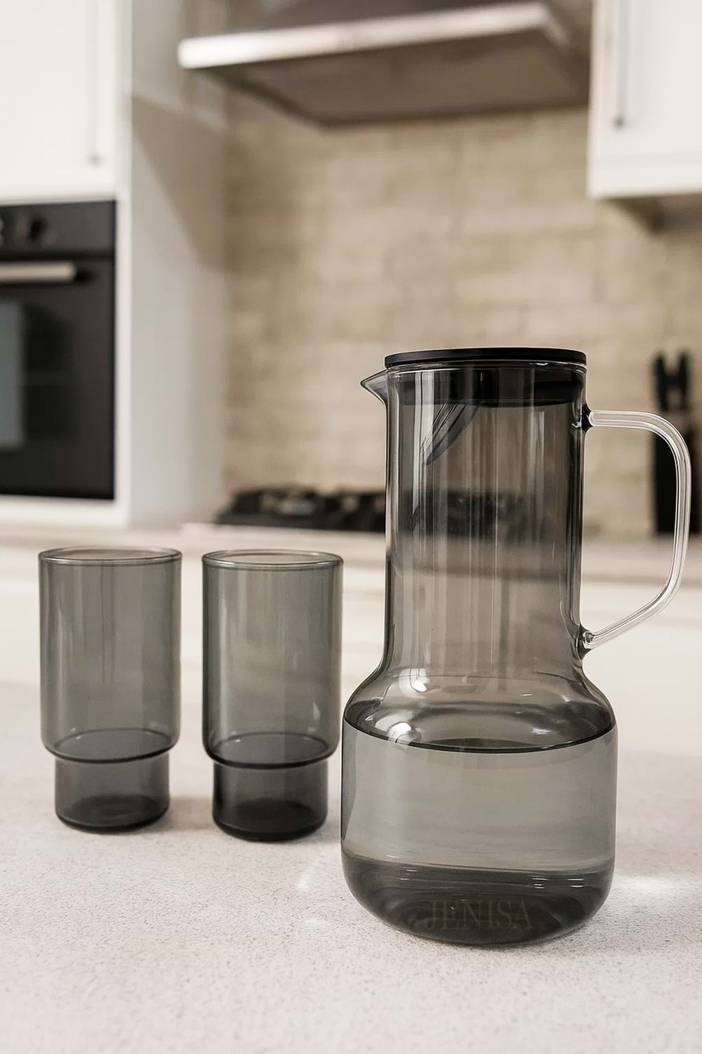 2 Bardaklı Set Isıya Dayanıklı Cam Sürahi – 1.8 Litre Füme Renk, Borosilikat, Süzgeçli Kapaklı