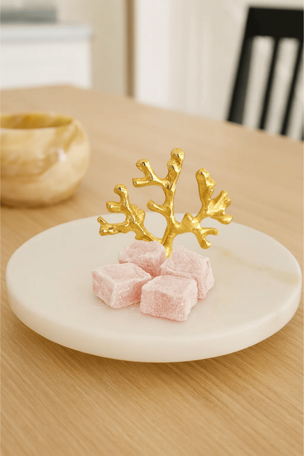 Altın Mercan Dekorlu Mermer Lokumluk – İkram, Tatlı & Drajelik Sunum Tabağı