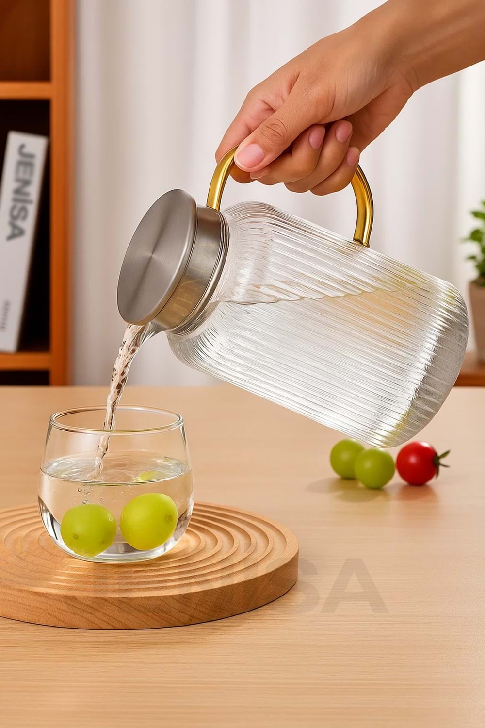 1500 ml Borosilikat Cam Çizgili Sürahi – Süzgeçli Metal Kapaklı, Isıya Dayanıklı Şık Tasarım