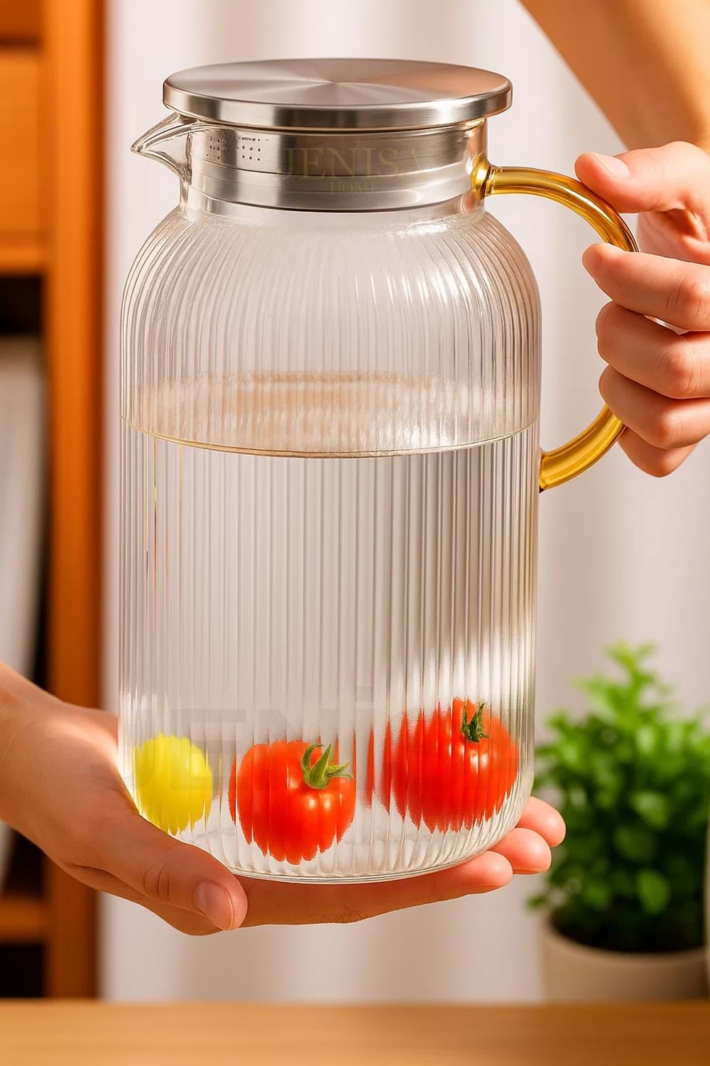1500 ml Borosilikat Cam Çizgili Sürahi – Süzgeçli Metal Kapaklı, Isıya Dayanıklı Şık Tasarım