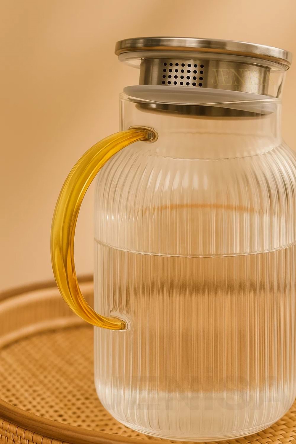 1500 ml Borosilikat Cam Çizgili Sürahi – Süzgeçli Metal Kapaklı, Isıya Dayanıklı Şık Tasarım