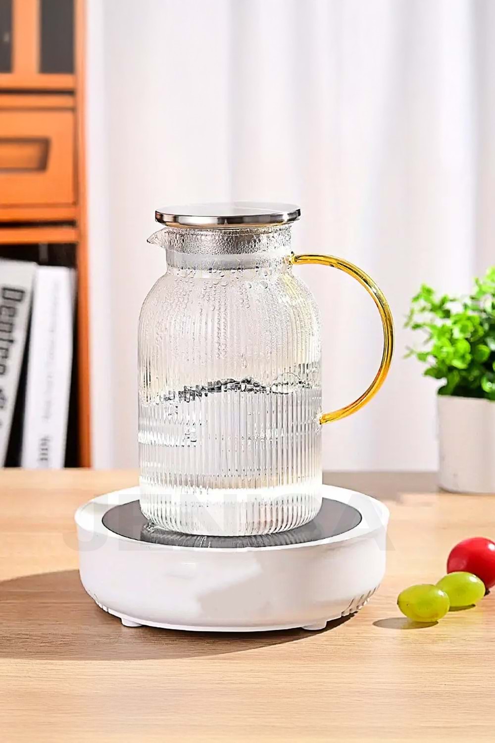 1500 ml Borosilikat Cam Çizgili Sürahi – Süzgeçli Metal Kapaklı, Isıya Dayanıklı Şık Tasarım