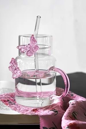 Pembe Kelebek Detaylı Cam Bardak - Kapak ve Pembe Pipetli Kupa 500 ml
