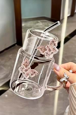 Pembe Kelebek Detaylı Cam Bardak - Kapak ve Pembe Pipetli Kupa 500 ml