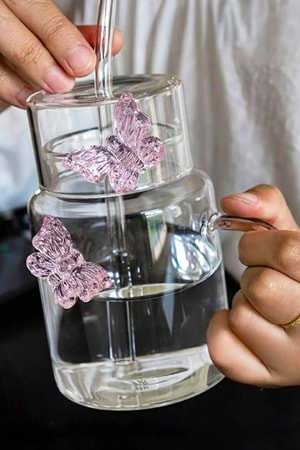 Pembe Kelebek Detaylı Cam Bardak - Kapak ve Pembe Pipetli Kupa 500 ml