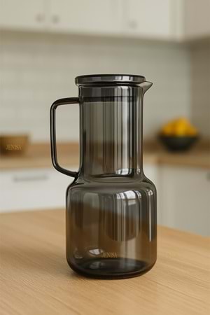 Isıya Dayanıklı Cam Sürahi 1.8 Litre – Füme Renk, Borosilikat, Süzgeçli Kapaklı