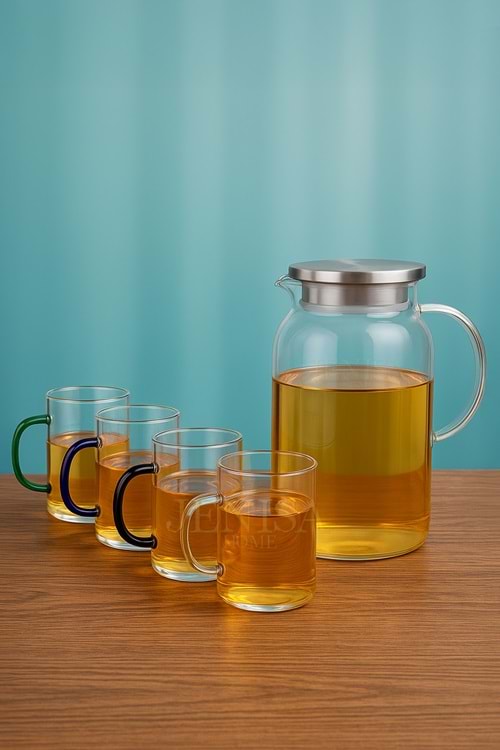 5 Parça Süzgeçli Cam Sürahi ve 4 Renkli Kupa Bardak–Borosilikat Şık İçecek Seti 1800 ml