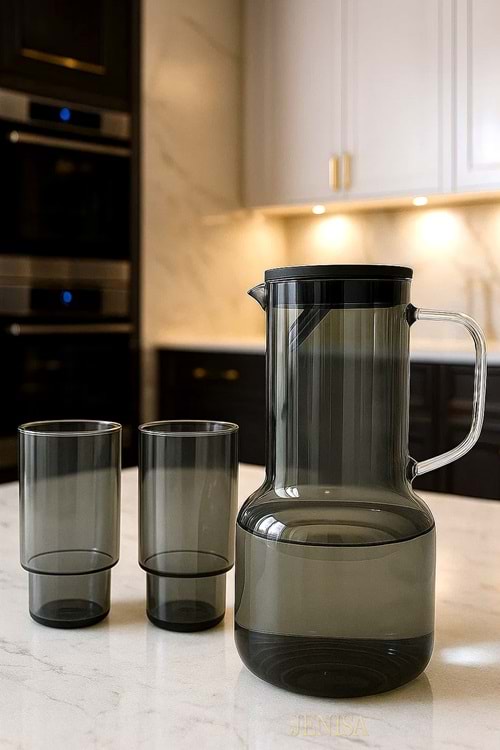 2 Bardaklı Set Isıya Dayanıklı Cam Sürahi – 1.8 Litre Füme Renk, Borosilikat, Süzgeçli Kapaklı