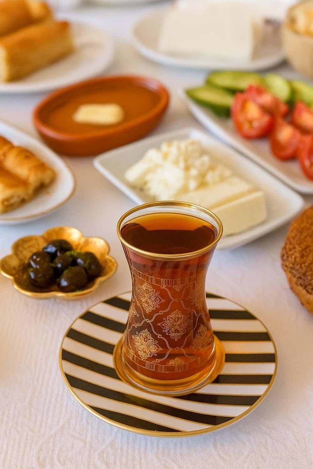 12 Parça Altın Yaldızlı Desen Çay Bardağı ve Zebra Desen Tabak Seti