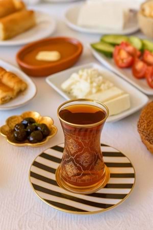 12 Parça Altın Yaldızlı Desen Çay Bardağı ve Zebra Desen Tabak Seti