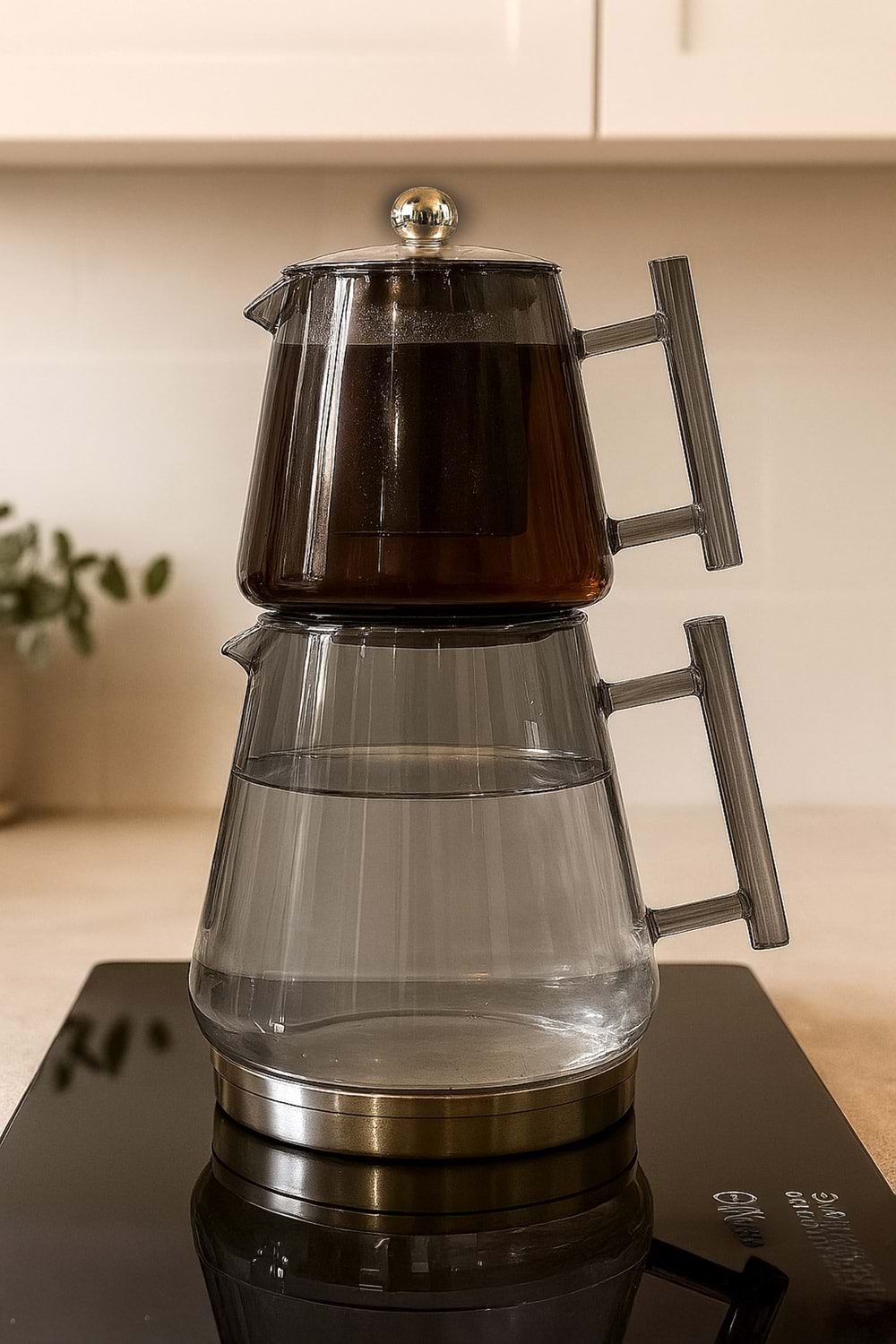 İndüksiyon Tabanlı Metal Süzgeçli Füme Cam Çaydanlık Takımı – Borosilikat Cam Demlikli 1550 ML