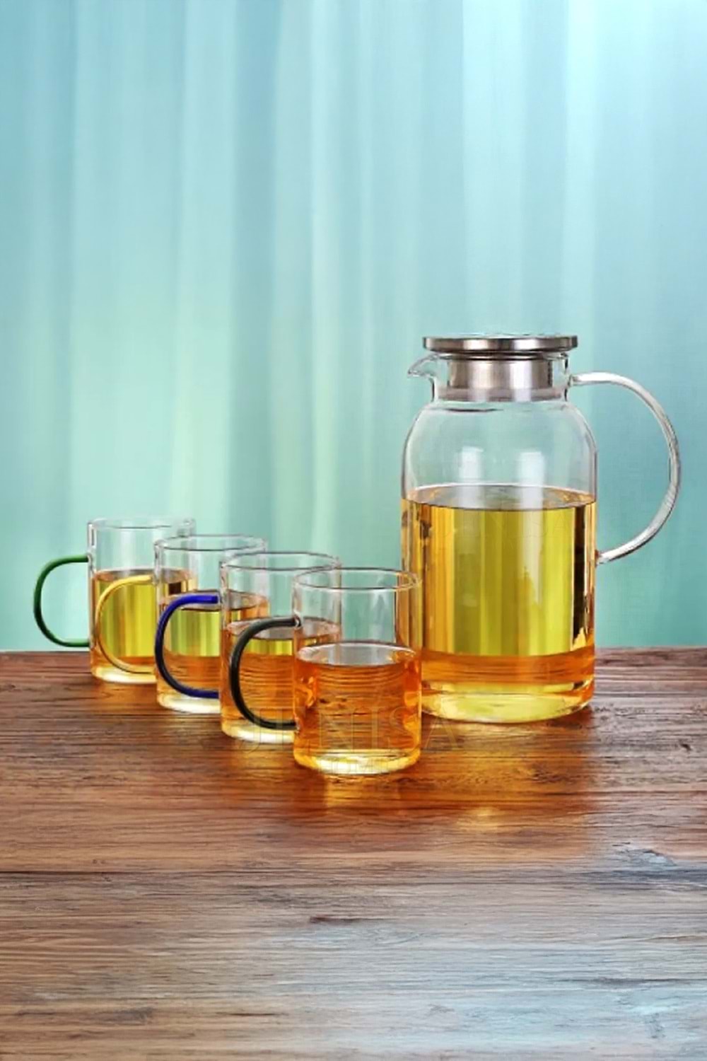 5 Parça Süzgeçli Cam Sürahi ve 4 Renkli Kupa Bardak–Borosilikat Şık İçecek Seti 1800 ml