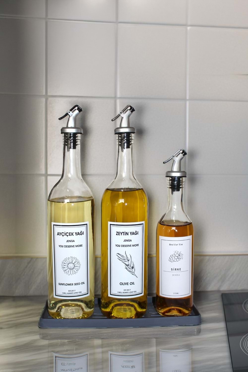 Gri Silikon Standlı Akıtıcılı Şeffaf 750 Ml ve 375 Ml Etiketli Yağlık Yağdanlık