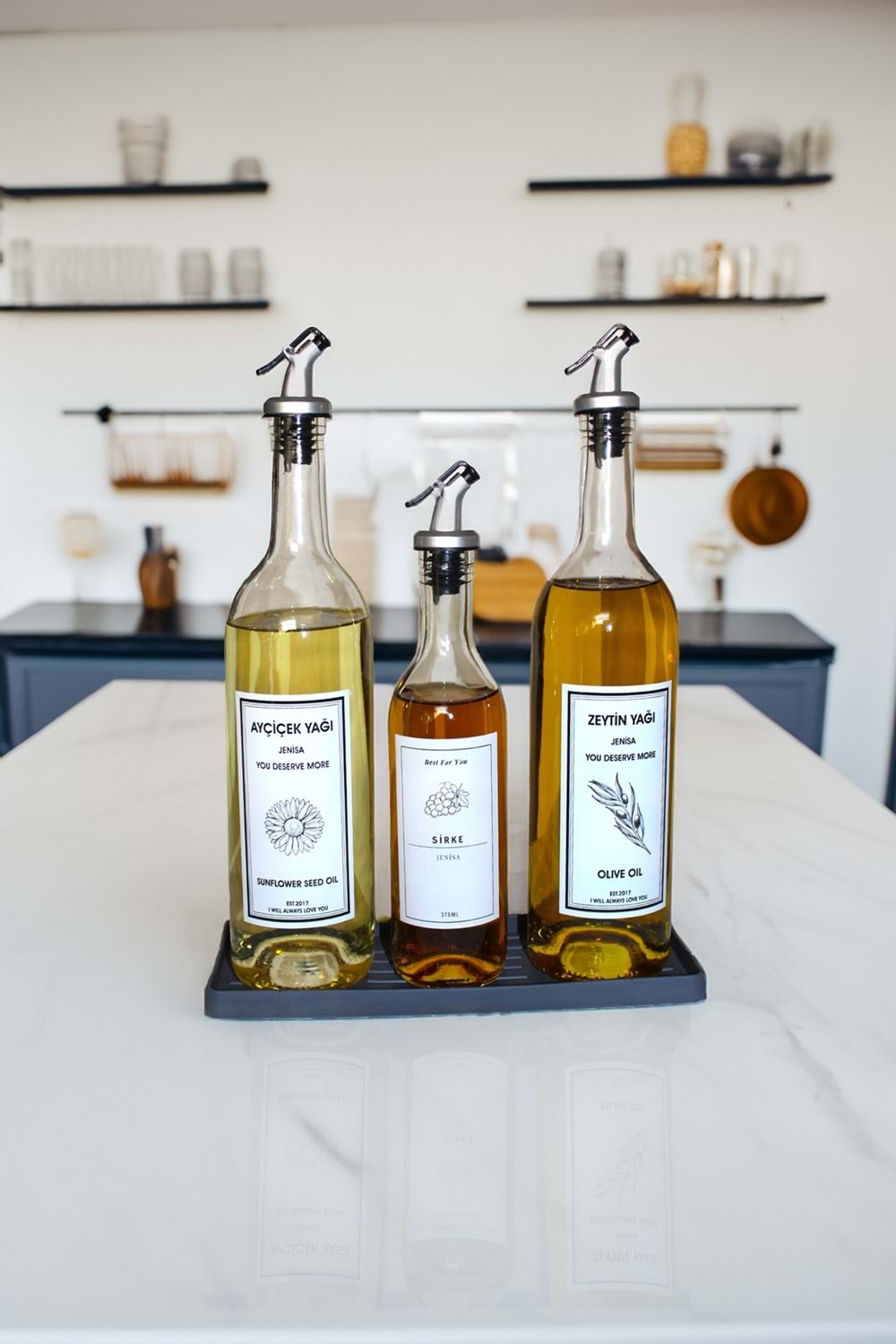 Gri Silikon Standlı Akıtıcılı Şeffaf 750 Ml ve 375 Ml Etiketli Yağlık Yağdanlık