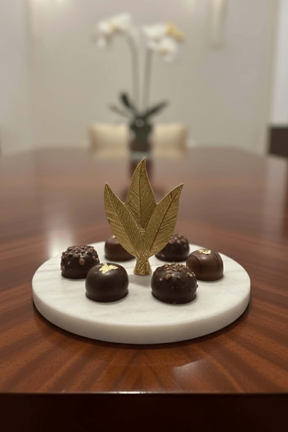 Altın Yaprak Dekorlu Mermer Lokumluk – İkram, Tatlı & Drajelik Sunum Tabağı