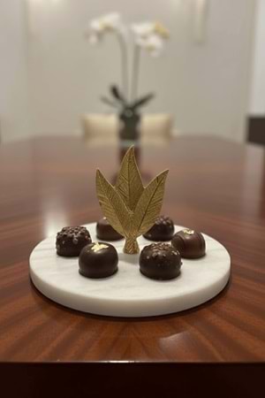 Altın Yaprak Dekorlu Mermer Lokumluk – İkram, Tatlı & Drajelik Sunum Tabağı