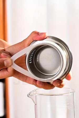 1500 ml Borosilikat Cam Çizgili Sürahi – Süzgeçli Metal Kapaklı, Isıya Dayanıklı Şık Tasarım